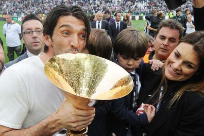 Vynimocny brankar ale mizerny otec Buffon Seredova sa oprela do byvaleho manzela