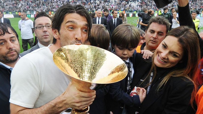 Vynimocny brankar ale mizerny otec Buffon Seredova sa oprela do byvaleho manzela