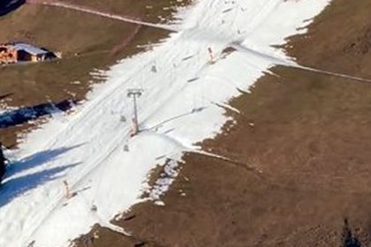 Hory na blate Vianocna idyla na svahu sa zredukovala na blatisty pasik snehu pod vlekom