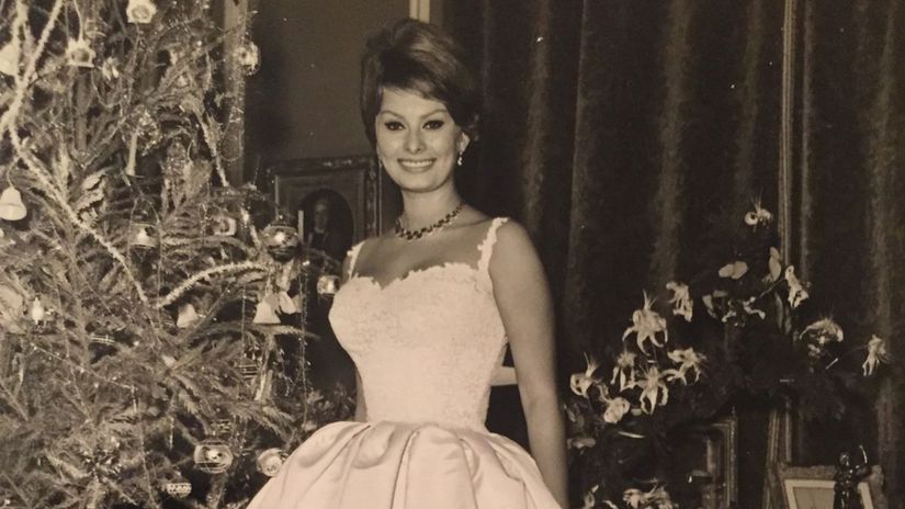 Ikona Sophia Loren a jej oblubene pozy pri stromceku