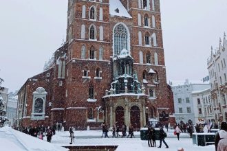 Klobuk dole pred Krakovom Z krabic a alobalu umelecke diela