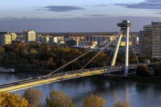 Kriza byvania suzuje Europu Brusel chce zasiahnut