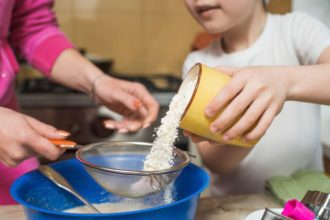 Kupujete kolace z cinskych surovin Nelegalni cukrari ohrozuju zdravie