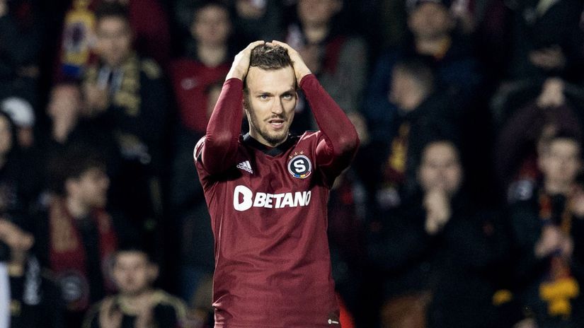 Lietajuce pasky velky krik a vulgarizmy Haraslin zuril spoluhracom zo Sparty vycistil zaludky