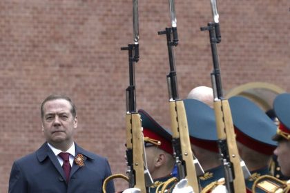 Medvedev sa vyhraza Zelenskemu smrtou a opisuje jeho koniec