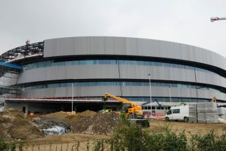 Meska s vystavbou haly obhajuju rozmery ladovych ploch