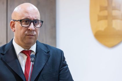 Mimoriadnu schodzu k odvolavaniu Raza v pondelok neotvorili