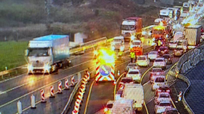 Na dialnicnych prijazdoch do Bratislavy su zdrzania