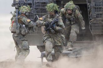 Nemecki poslanci schvalili novu vojensku sluzbu protesty v mestach