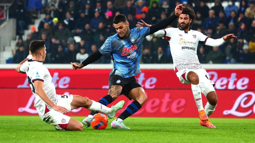 Obranca Obert odohral cely zapas no Cagliari neuspelo Scamacca rozhodol o triumfe Atalanty