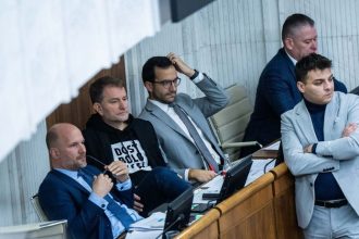 Poslanci komentuju nocne dianie v parlamente