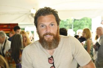 Pri sexe musel odvracat zrak Byvala hviezda NHL otvorene o horucej hokejovej gay serii