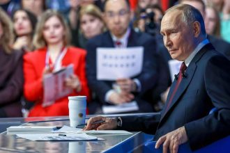 Putin znovu vyzval Rusov k rozmnozovaniu deti Novinar ho konfrontoval s neprijemnou otazkou v priamom prenose