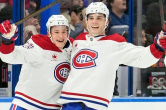 Slafkovsky ziari v detskej formacii Proti Tampe sa zahral so strojom casu v NHL sa predbiehaju s chvalou