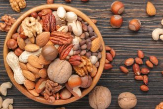 Tisice ludi ju ignoruju ale pomaha telu