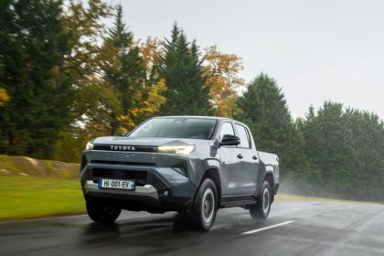 Toyota odhaluje novy Hilux vratane elektrickej verzie