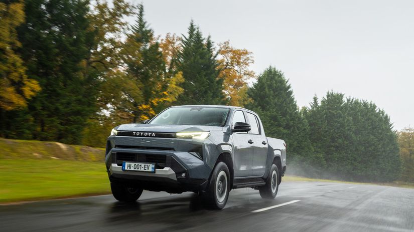 Toyota odhaluje novy Hilux vratane elektrickej verzie