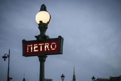 Utok na metre v centre Pariza pobodal tri zeny