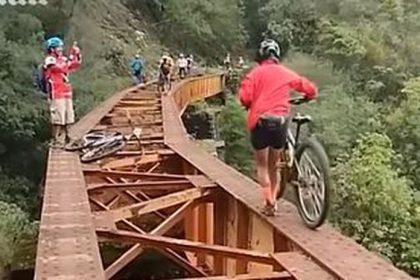 V ziadnom pripade Cyklisti prekonavaju priepasti po tramoch