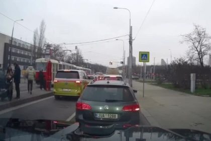 VIDEO Uzasnuti policajti odlepil muza z elektricky