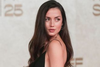 Z cerveneho koberca priamo na F1 Ana De Armas v sexy tope drazdi nielen vzhladom ale aj recami o zenatom kolegovi