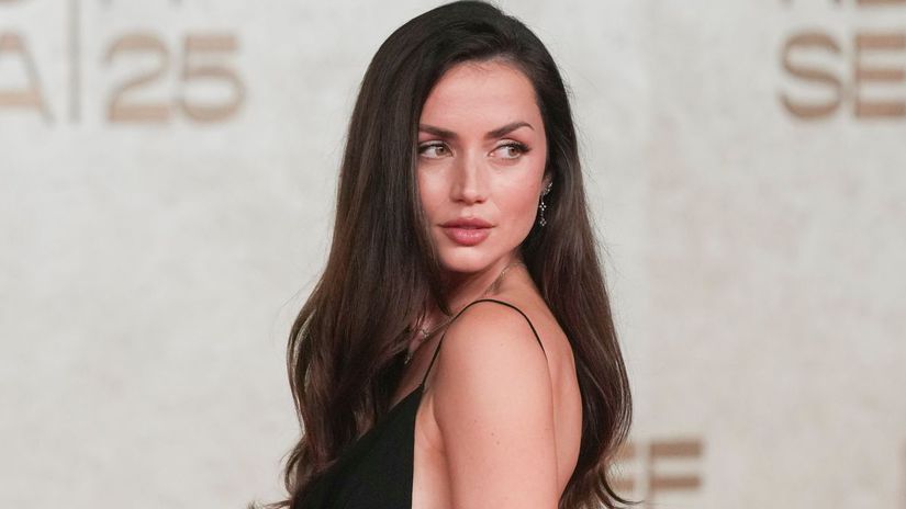 Z cerveneho koberca priamo na F1 Ana De Armas v sexy tope drazdi nielen vzhladom ale aj recami o zenatom kolegovi
