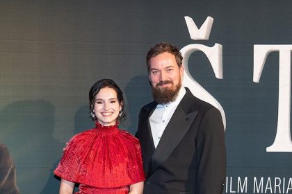 25 kil dole a sest rokov driny Lukas Pelc predstavil Stura akeho ste v ucebniciach nevideli Kraska v cervenom je jeho milovana Adela Ostrolucka