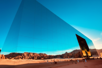 Architektonicka fatamorgana Najvacsia zrkadlova budova sveta zapisana v Guinnessovej knihe Na co sluzit