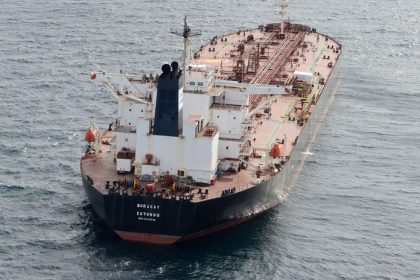 Bludny Holandan Rusi ziadaju Americanov aby prestali prenasledovat ich tanker