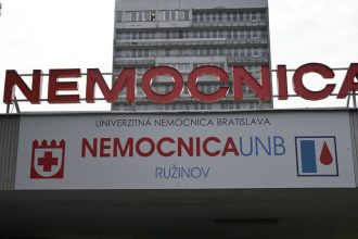 Bojovy ring Lekarka a sestricka chranene 15 policajtmi