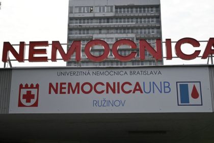 Bojovy ring Lekarka a sestricka chranene 15 policajtmi