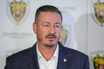 Den po razii u sefky Piratov dostal Kiss a jeho rodina vyhrazy smrtou Financnu spravu evakuovali