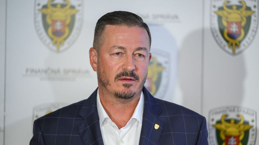 Den po razii u sefky Piratov dostal Kiss a jeho rodina vyhrazy smrtou Financnu spravu evakuovali