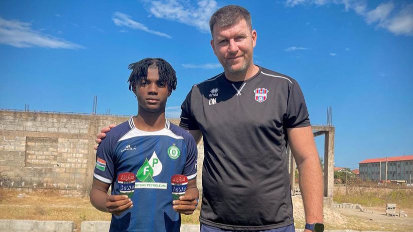 Hraval v Premier League a reprezentacii poslanie nasiel v Gambii