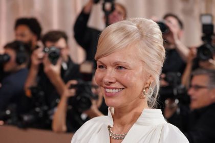 Ikonicka Pamela Anderson je spat a krajsia nez kedykolvek predtym Jednoducha biela a vyrazne sperky zvladnete aj vy