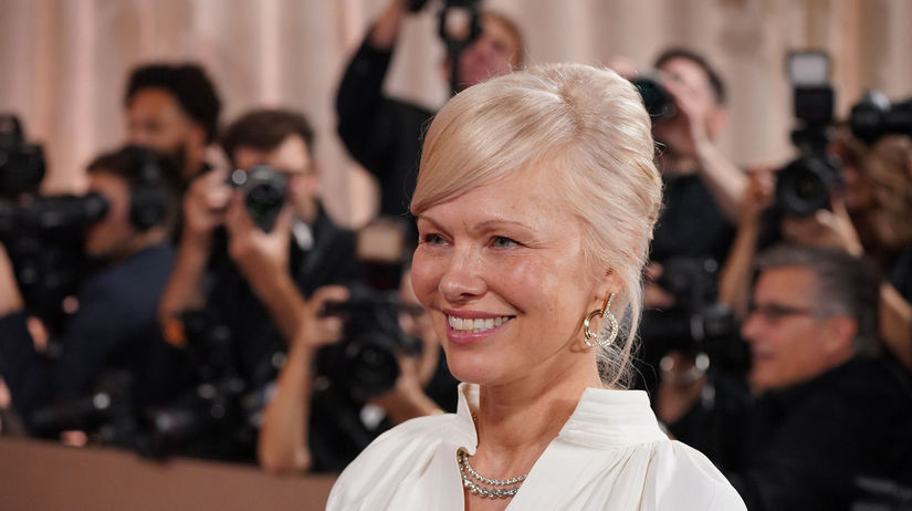Ikonicka Pamela Anderson je spat a krajsia nez kedykolvek predtym Jednoducha biela a vyrazne sperky zvladnete aj vy