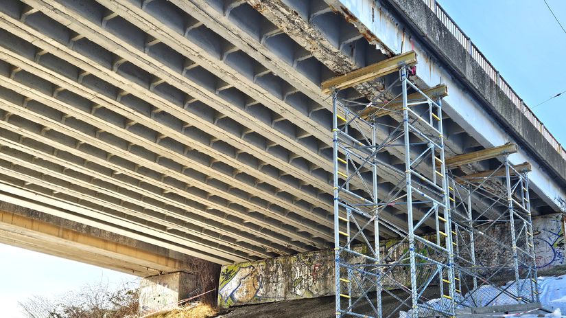 Jeden z najvyziranejsich kosickych mostov je v kritickom stave statik potvrdil potrebu vymeny nosnikov ak ho zburaju doprava skolabuje