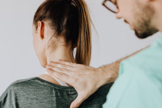 Jedno prasknutie v krku moze stacit