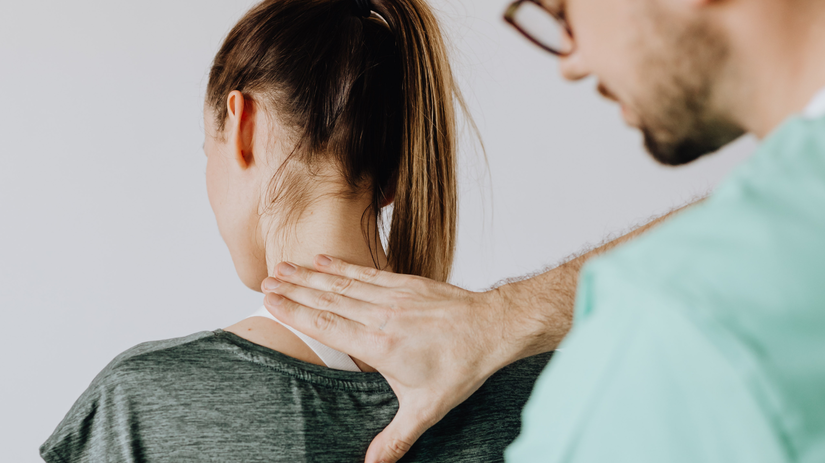 Jedno prasknutie v krku moze stacit