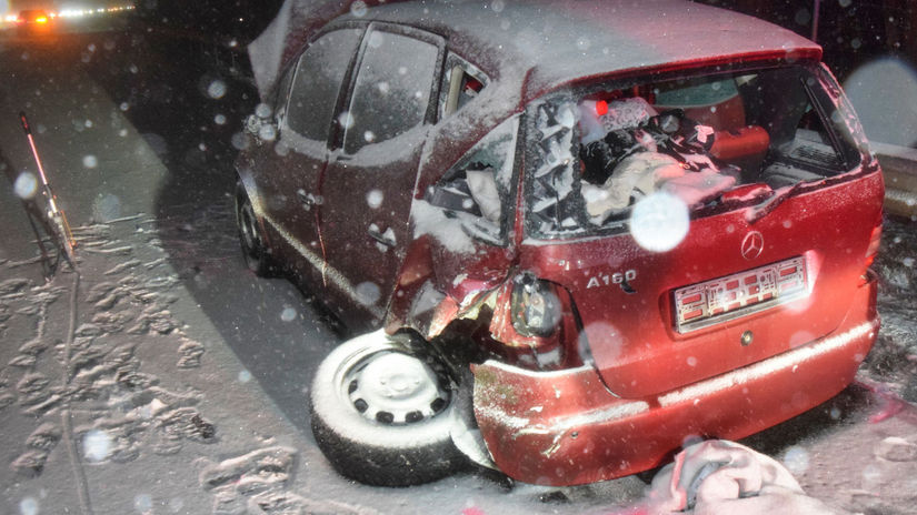 Kuriozna nehoda na R1 zrazili sa tri auta