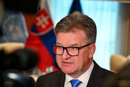 Lajcak reaguje na dalsie zverejnene spisy o Epsteinovi Absolutne to odmietam Opozicia ho vyzyva na odstupenie