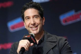 Nasiel tu pravu Ross z Priatelov randi s krasnou absolventkou je mladsia o 30 rokov