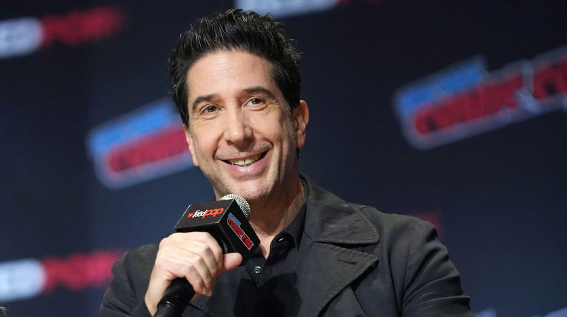 Nasiel tu pravu Ross z Priatelov randi s krasnou absolventkou je mladsia o 30 rokov