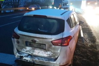 Neprejazdne cesty a desiatky nehod vratane obeti na zivotach poladovica na Morave a v Nemecku paralyzovala dopravu