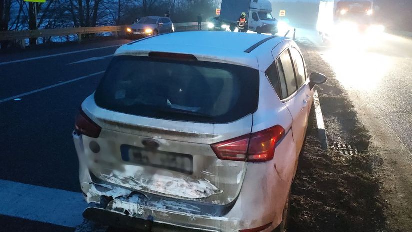 Neprejazdne cesty a desiatky nehod vratane obeti na zivotach poladovica na Morave a v Nemecku paralyzovala dopravu