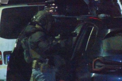 Osem hodin strachu mala obec plna kuklacov a vyjednavacov Policia opisala zasah v Golianove