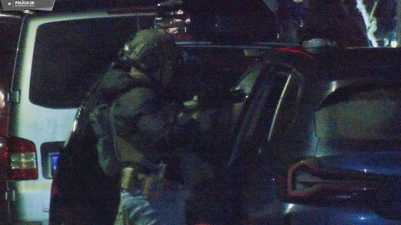 Osem hodin strachu mala obec plna kuklacov a vyjednavacov Policia opisala zasah v Golianove