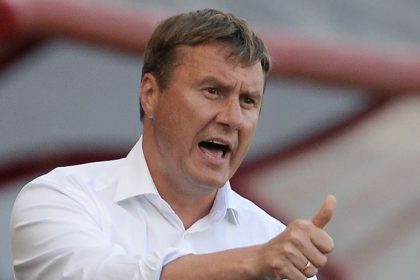 Poliaci skoda reci vobec sa neusmievaju na trening prisla skupina chlpatych chlapov v kuklach hovori trener