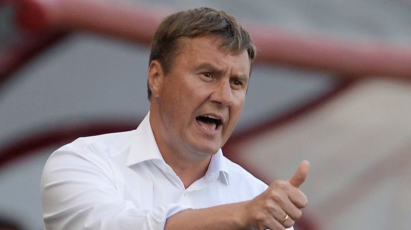 Poliaci skoda reci vobec sa neusmievaju na trening prisla skupina chlpatych chlapov v kuklach hovori trener