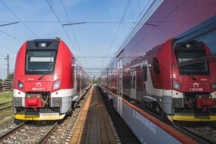 Policia patra po muzovi ktory vo vlaku napadol dve osoby